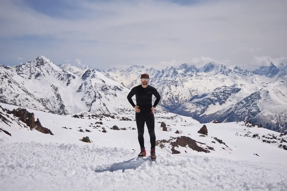 Turist-v-termobelye-v-gorah